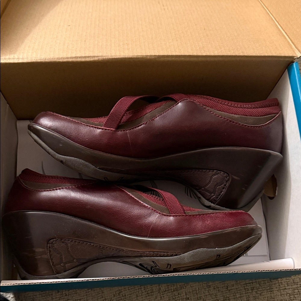 J-41 Maroon Wedge Shoes